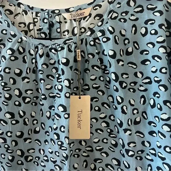 413 NWT Tucker Lola Top Size Medium Color Blue White - Picture 4 of 7
